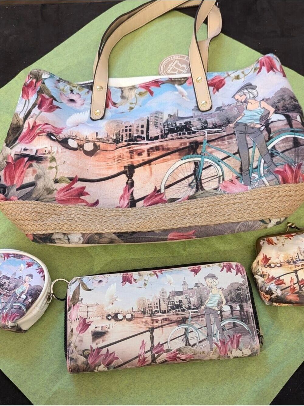 Robin Ruth - Amsterdam Scarlet Zippered Tote, Wallet,  and 2 coin purses - Picture 9 of 16
